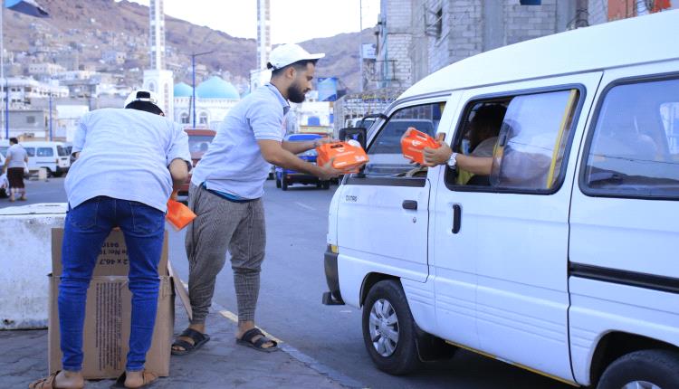 بنك القاسمي يواصل مبادرته الخيرية في افطار الصائمين بعموم مديريات عدن
