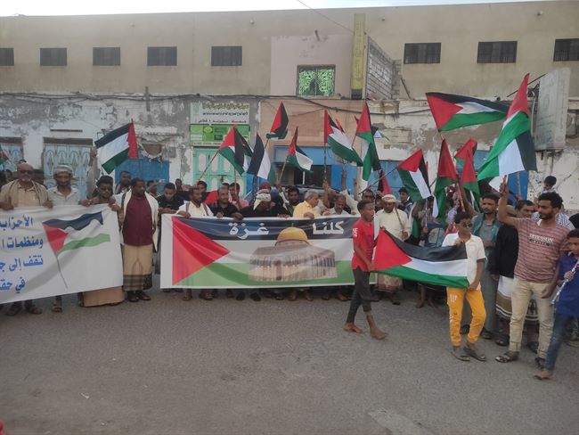 قيادات حضرمية تشارك في مسيرة راجلة لمناصرة فلسطين بالمكلا 